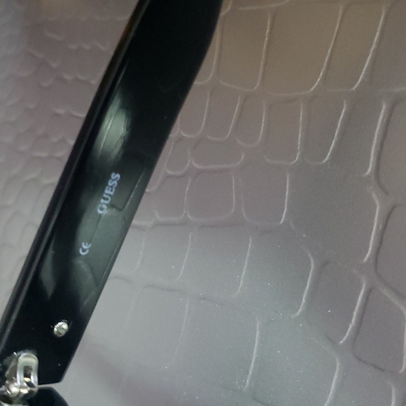 Guess Sun glasses 🕶 - Picture 5 of 8